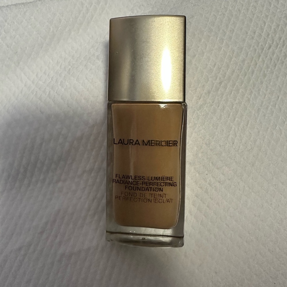 Laura Mercier Flawless Lumiere Foundation